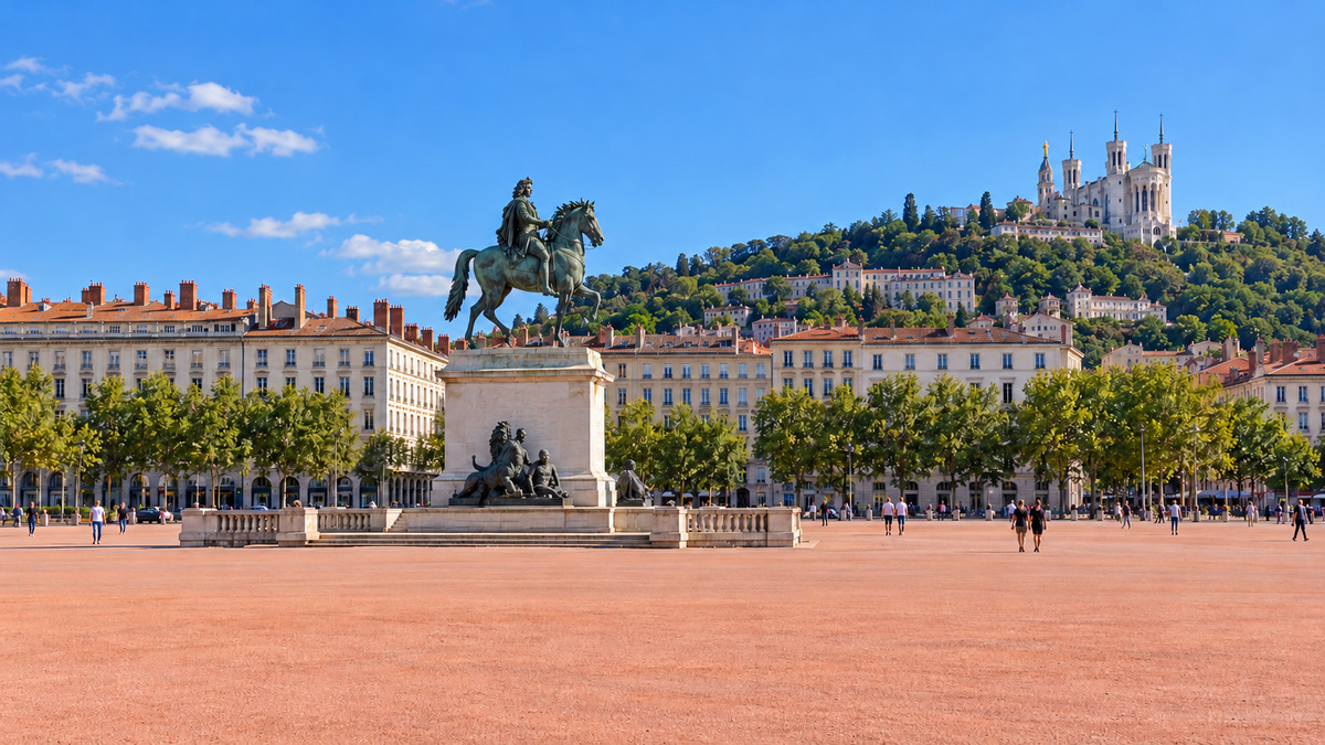 Place Bellecour à Lyon, avec la colline de Fourvière