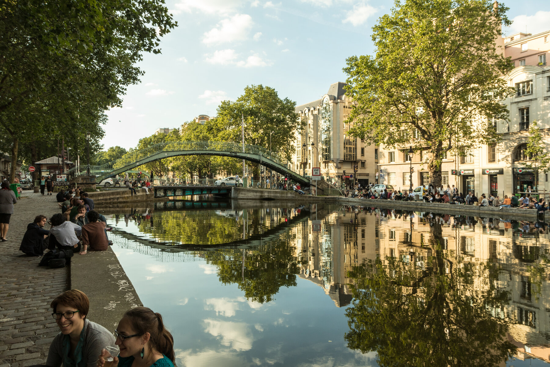 Canal Saint-Martin passerelle piétonne Paris 10