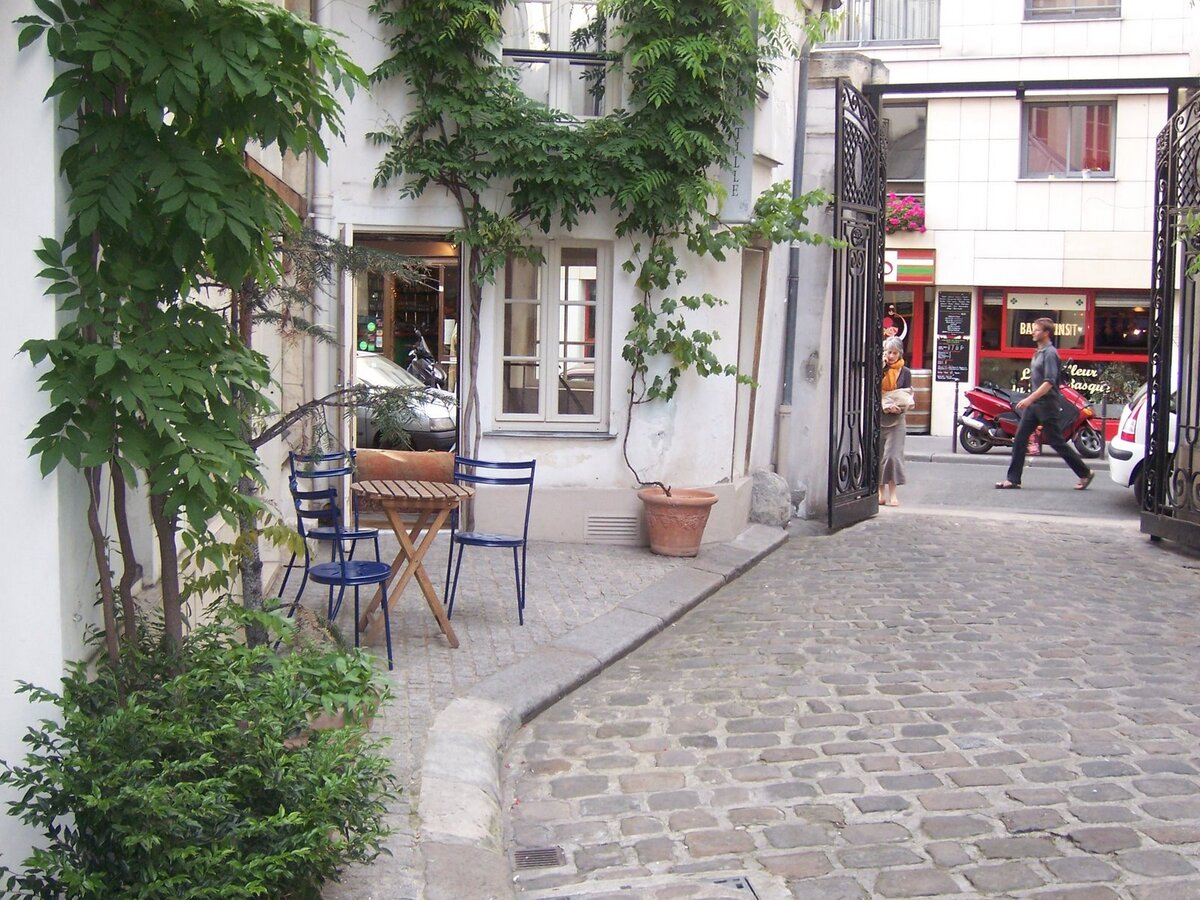 Cour artisanale pavée et architecture typique de Paris 11